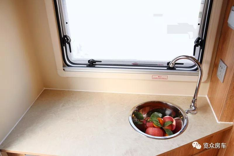 外觀大氣，空間十足的房車