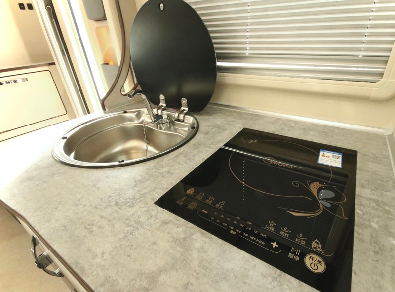 自由炮領(lǐng)銜,引爆成都房車展 自由炮領(lǐng)銜,引爆成都房車展