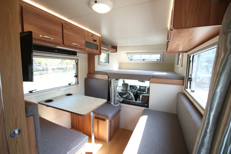 不懼荒野，不怕泥濘，四驅房車更給力