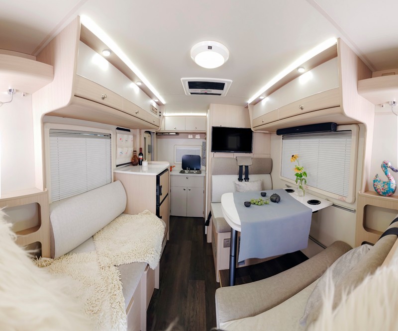 不懼荒野，不怕泥濘，四驅房車更給力