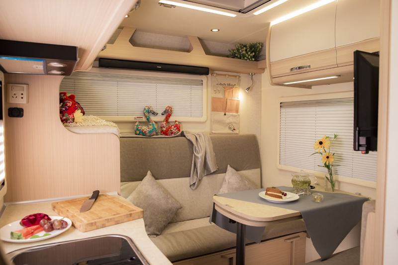 不懼荒野，不怕泥濘，四驅房車更給力