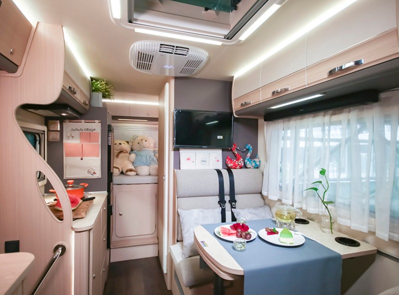 不懼荒野，不怕泥濘，四驅房車更給力