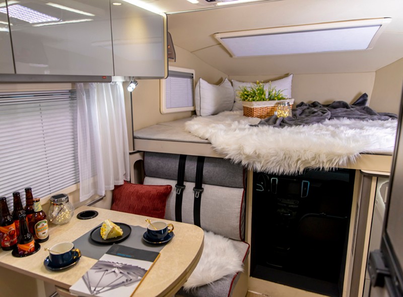 不懼荒野，不怕泥濘，四驅房車更給力