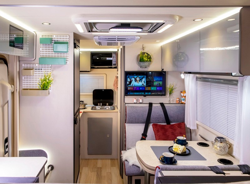 不懼荒野，不怕泥濘，四驅房車更給力