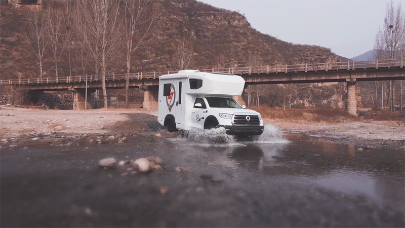 極致動力、四驅越野，樣樣都強，就是這款房車