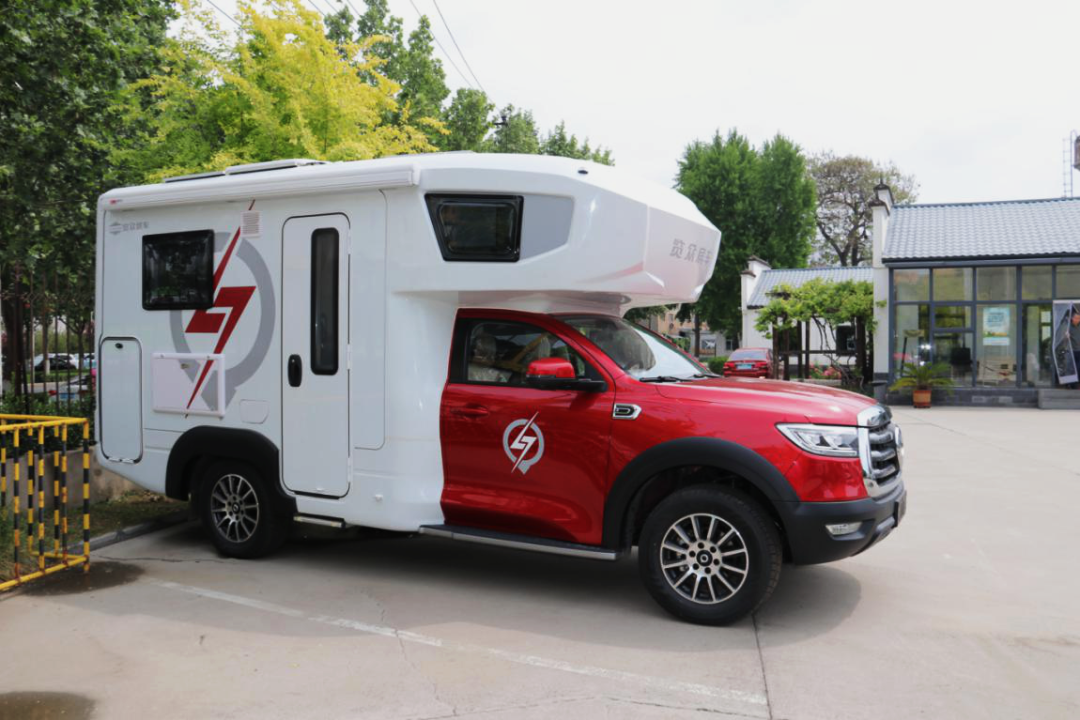 為自由著色！紅、白、藍(lán)、棕，你選哪一種？